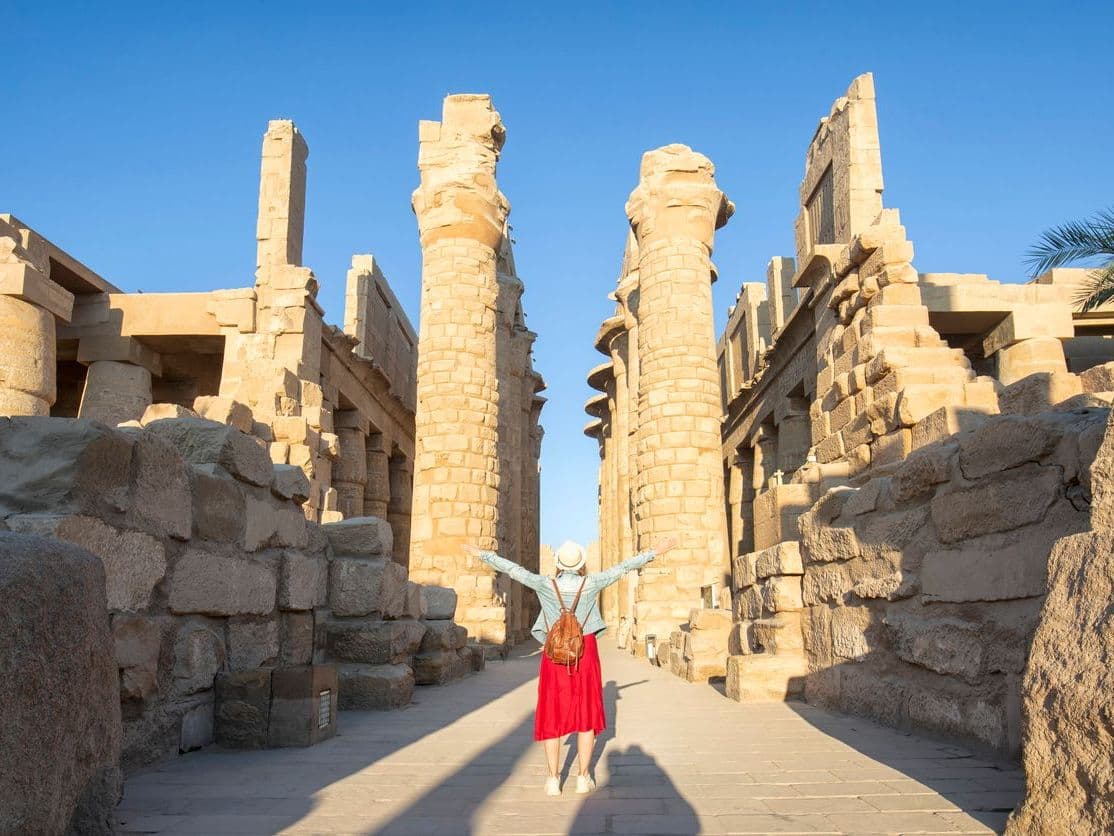 Mulher no Templo de Karnak