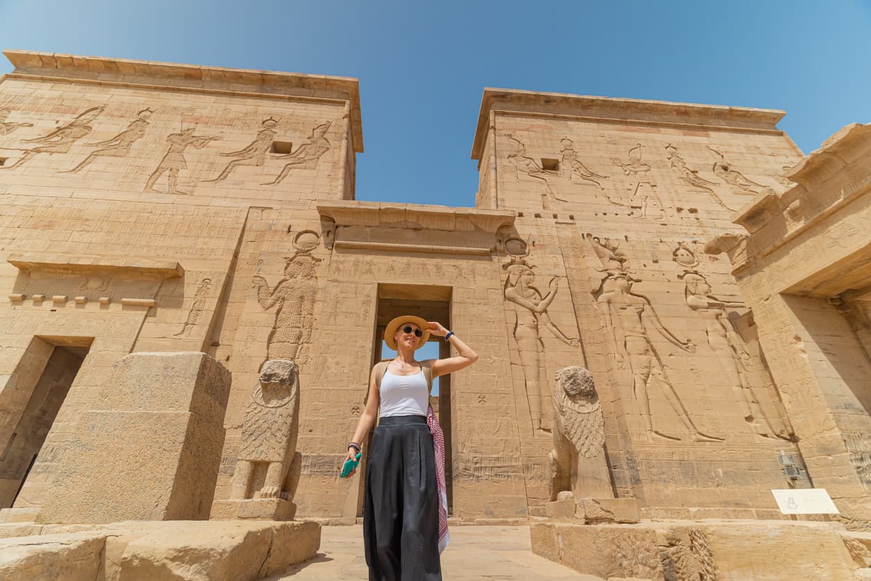 Mulher no Templo de Edfu