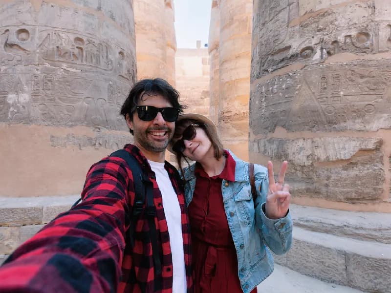 Una pareja en uno de los templos de Egipto. Una pareja en uno de los templos de Egipto.