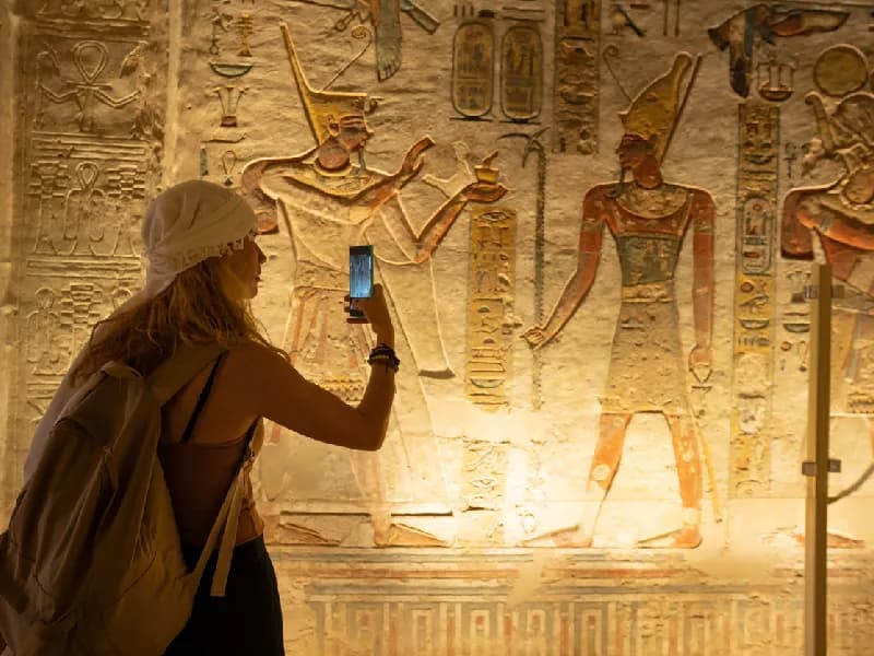 El Valle de los Reyes. Turista tomando una foto durante su visita al Valle de los Reyes.