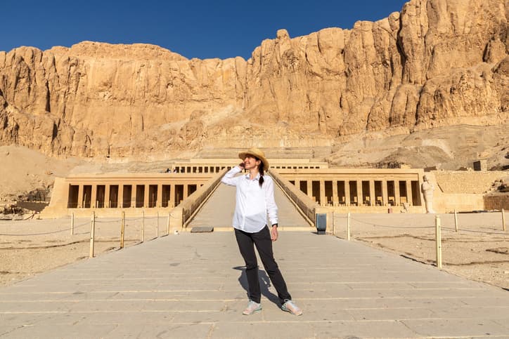 Uma mulher no templo de Hatshepsut Uma mulher no templo de Hatshepsut