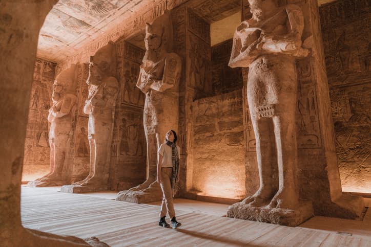 Uma mulher no templo de Abu Simple Uma mulher no templo de Abu Simple