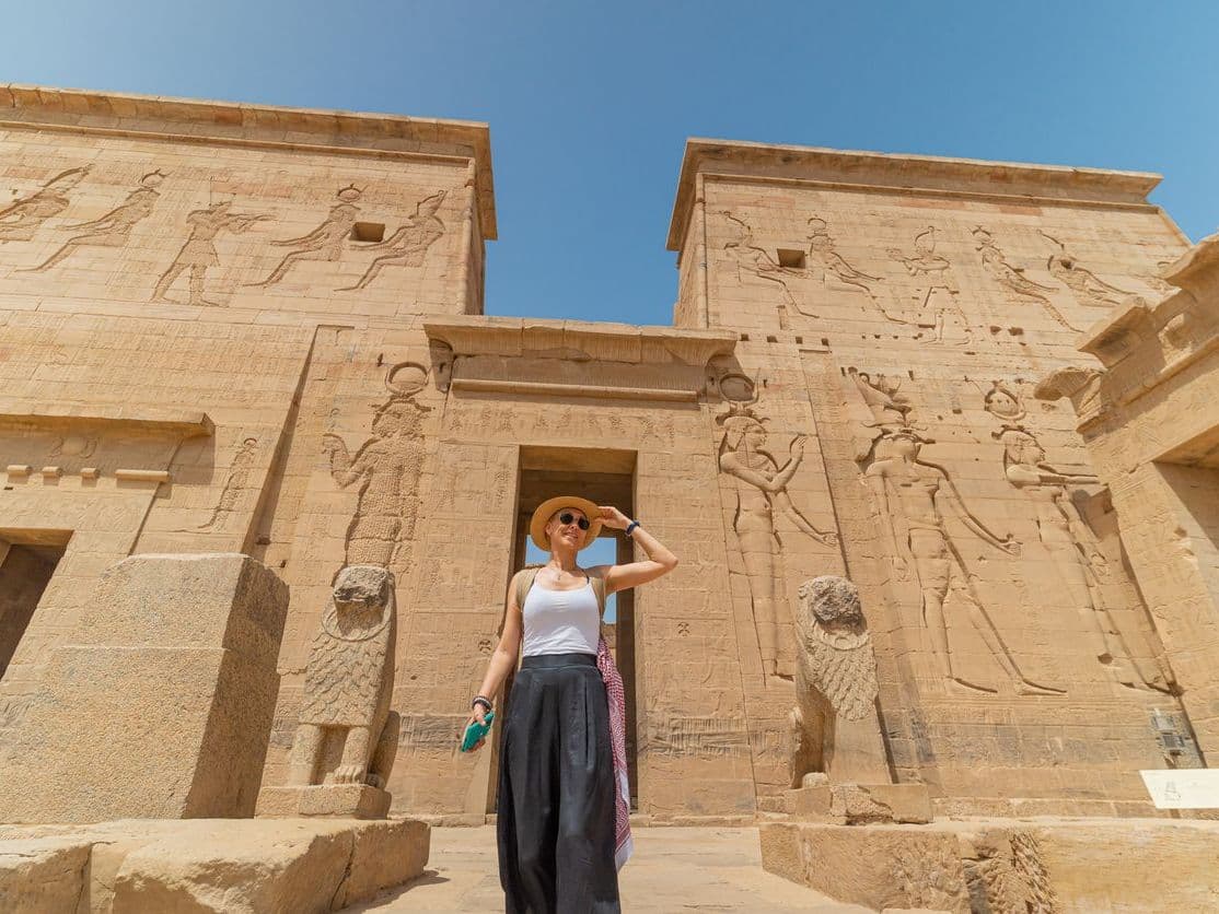 Menina em Templo de Edfu
