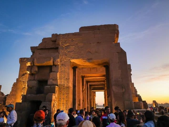 El templo de Kom Ombo. Un grupo visita el templo de Kom Ombo.