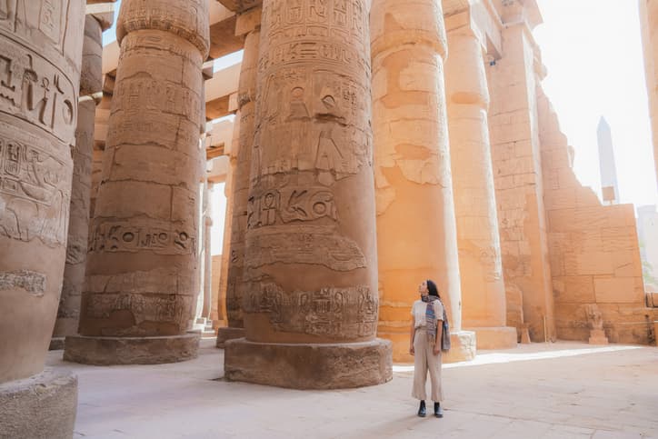 El templo de Karnak. Un turista visita el templo de Karnak.
