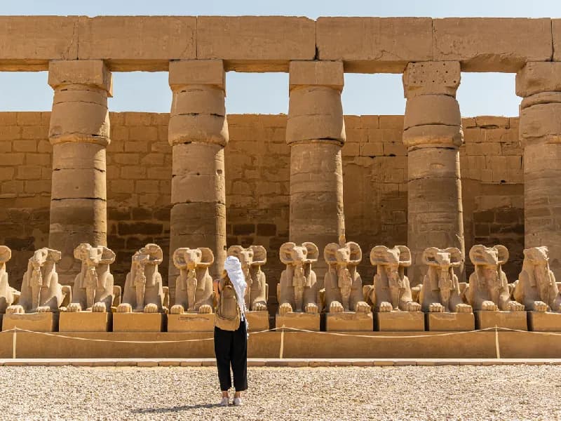 El templo de Karnak en Luxor. Turista paseando por el templo de Karnak en Luxor.
