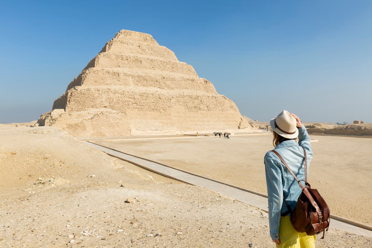 Mulher em frente à pirâmide de Saqqara