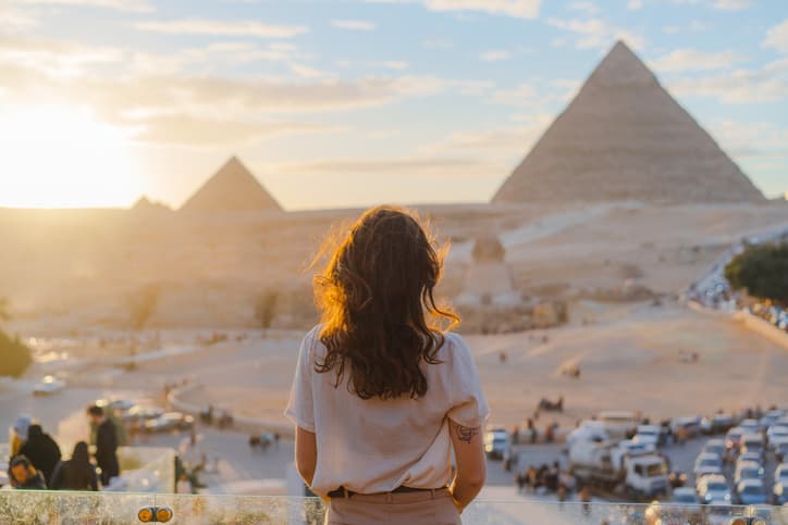 Mulher em frente às pirâmides