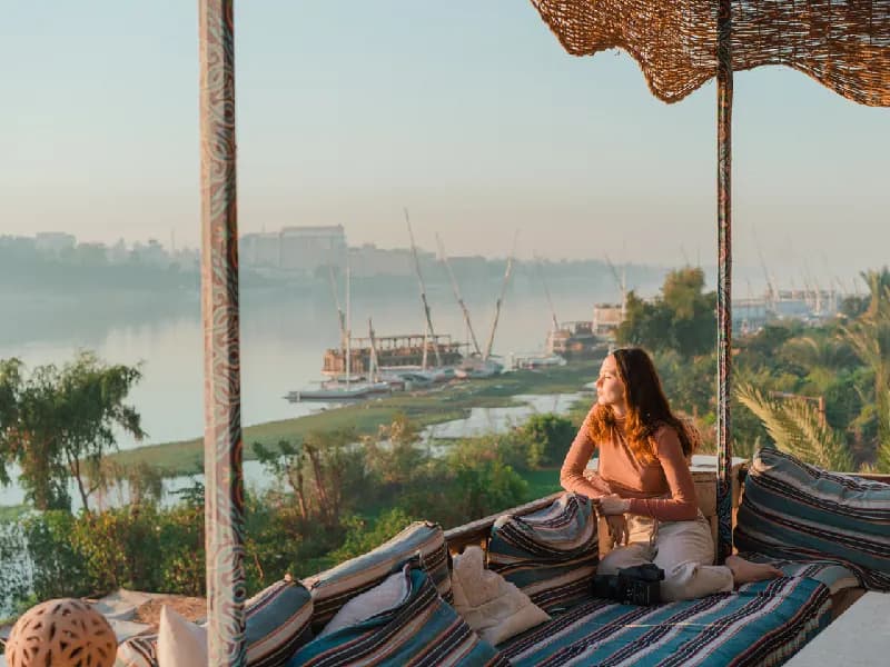 Un turista contempla el río Nilo en Asuán. Un turista contempla el río Nilo en Asuán.