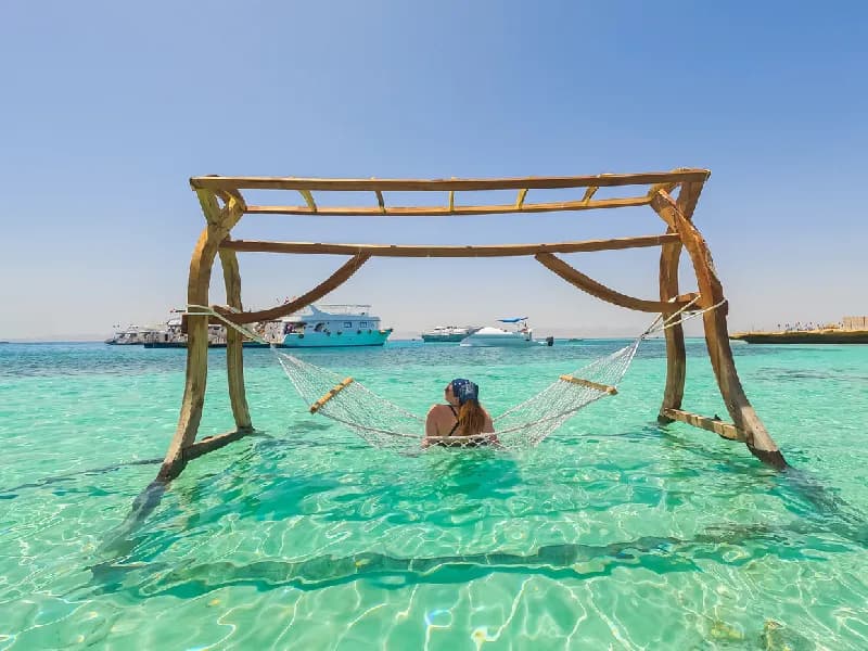 Una turista disfruta del Mar Rojo en Egipto. Una turista disfruta del Mar Rojo en Egipto.