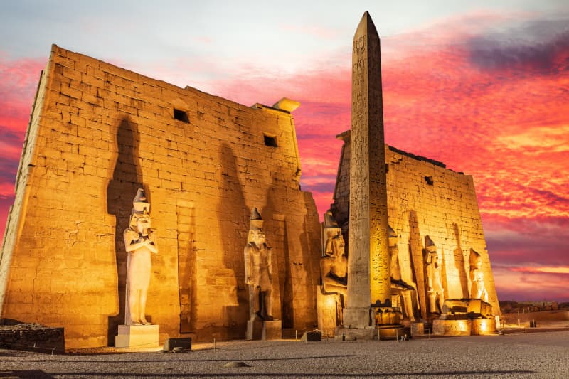 Luxor Tempel am Abend – beeindruckende Sehenswürdigkeit am Nil Beleuchteter Luxor Tempel mit Obelisk bei Sonnenuntergang