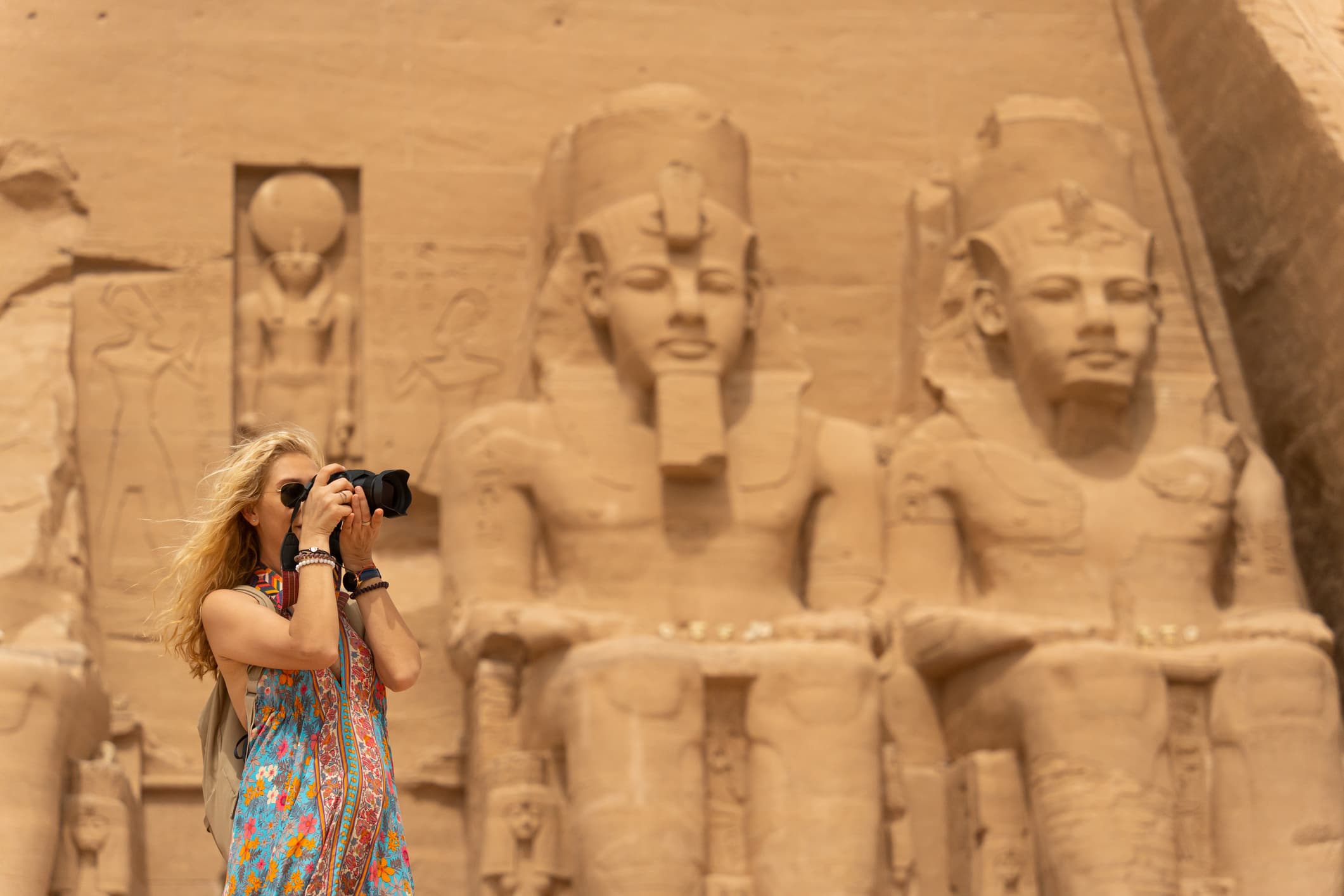 Abu Simbel Tempel – Highlight jeder Ägypten Rundreise Reisende fotografiert den Tempel von Abu Simbel in Ägypten
