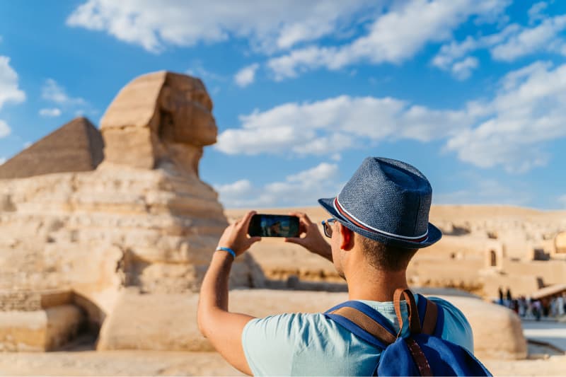 Ein Tourist fotografiert die Sphinx Sphinx