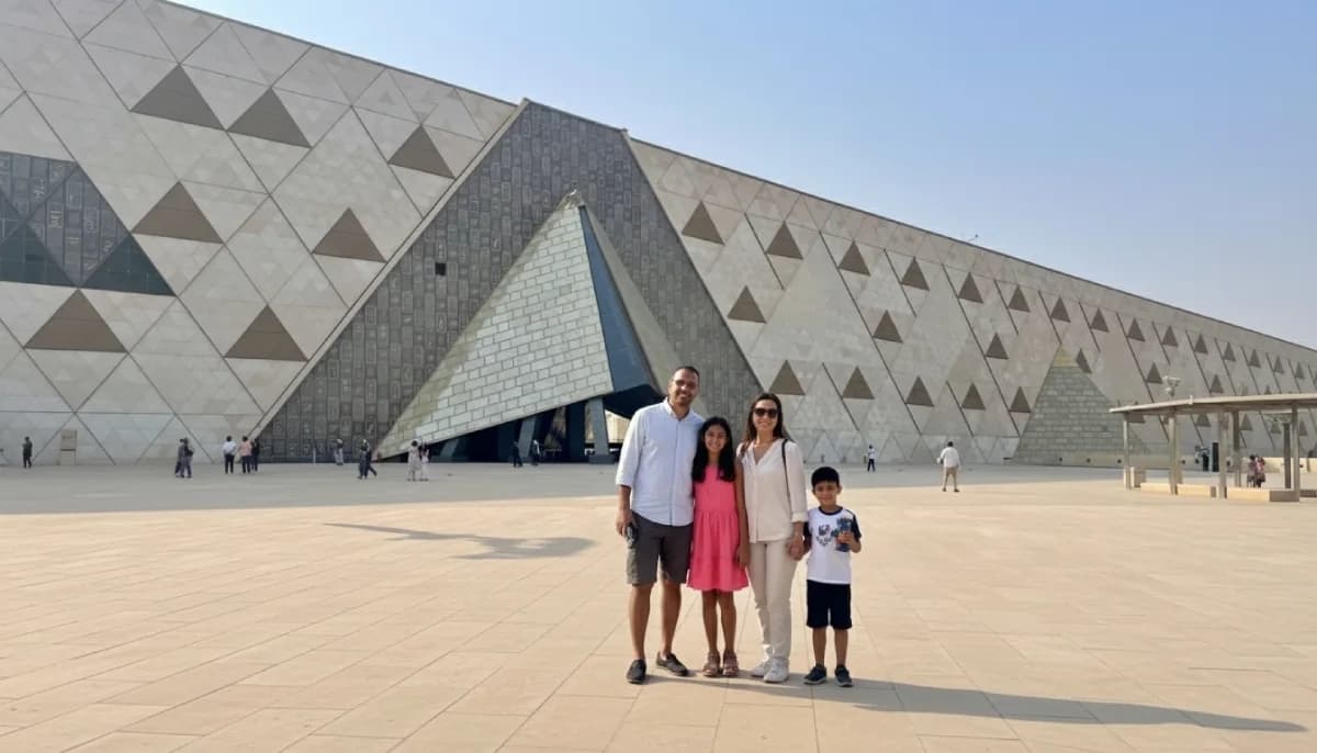 Eine Familie besucht das GEM GEM