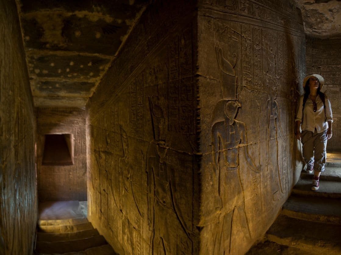 Mulher no Templo de Edfu