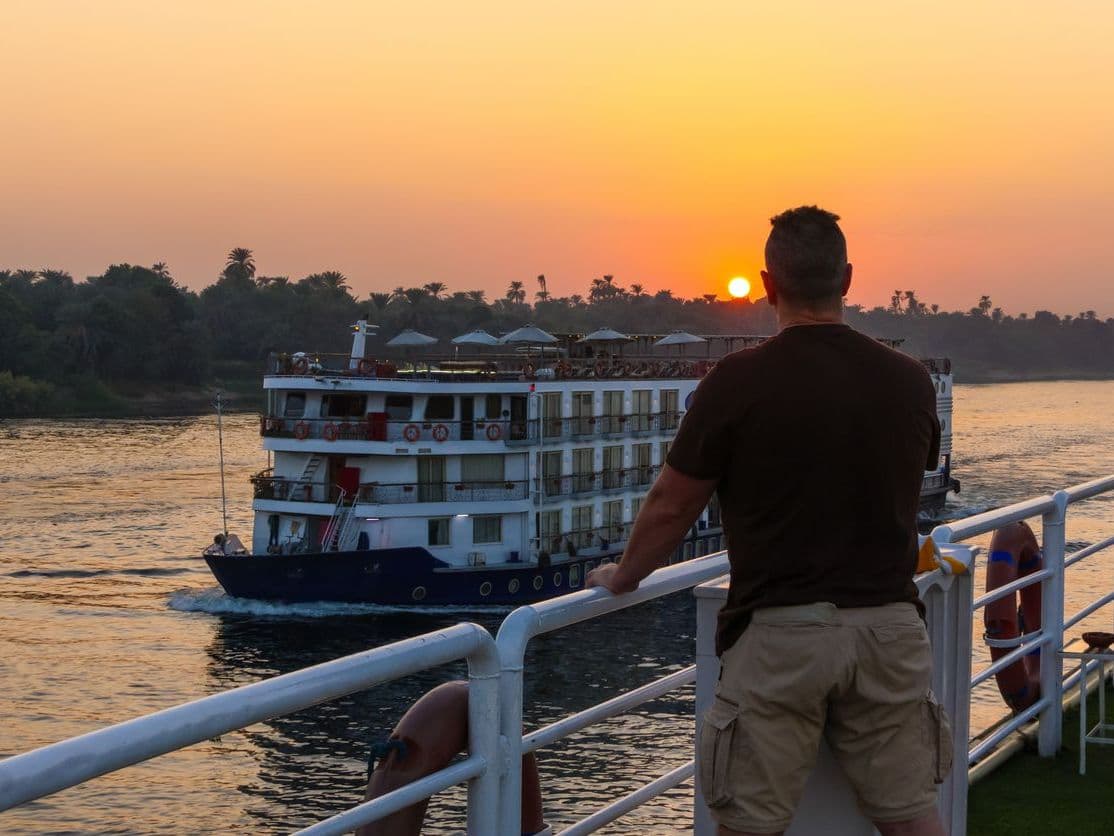 Um homem se divertindo em um navio de cruzeiro Um homem se divertindo em um navio de cruzeiro