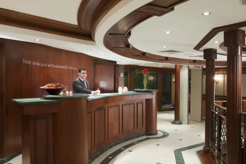Freundlicher Empfang an Bord des Nilkreuzfahrtschiffs Rezeption der MS Radamis II mit elegantem Innenbereich