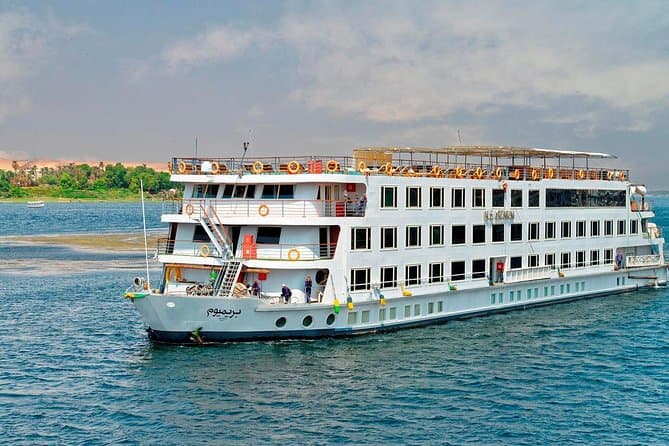 Klassische Nilkreuzfahrt in Ägypten genießen MS Radamis II Kreuzfahrtschiff auf dem Nil bei klarem Himmel