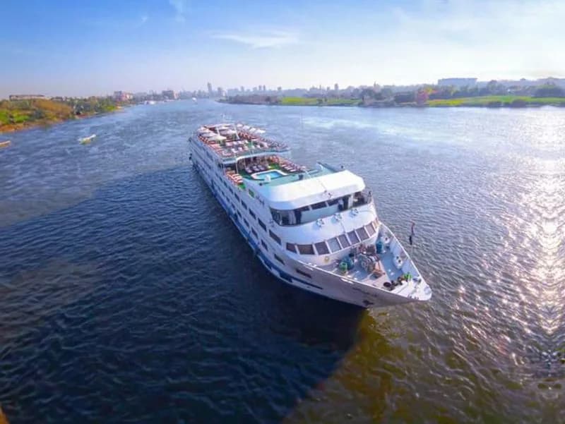 Unvergessliche Nilkreuzfahrt aus der Luftperspektive MS Salacia Nilkreuzfahrtschiff fährt auf dem Nil mit Blick aus der Vogelperspektive