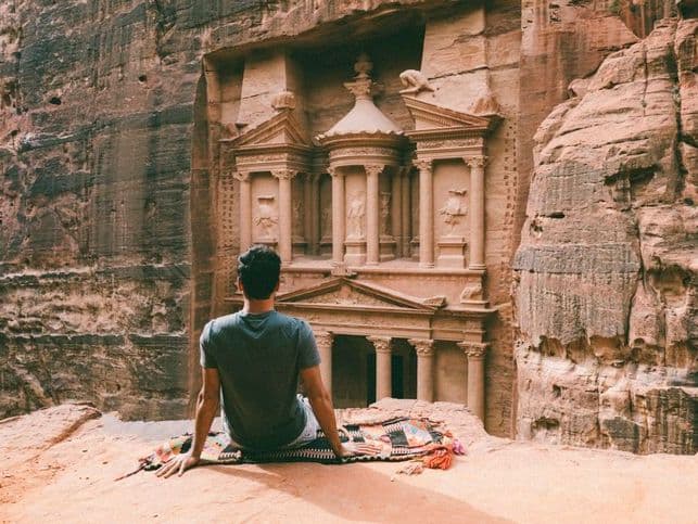 Petra, Jordania Un turista contempla la belleza de Petra.