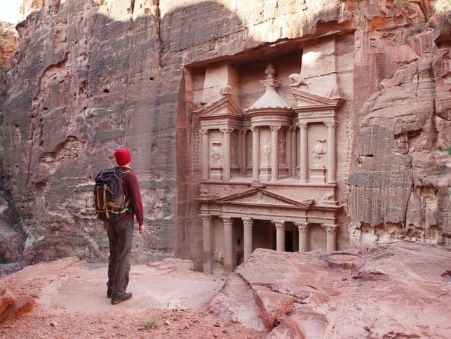 Petra, Jordania Un turista contempla la belleza de Petra.