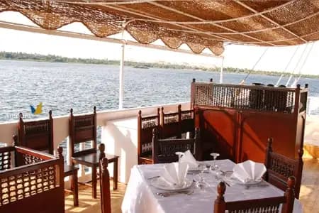 Stilvolle Atmosphäre an Bord der Dahabiya Lounge-Bereich der MS Amoura Dahabiya mit Nilblick