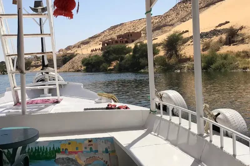 Traditionelles Segelschiff mit modernem Luxus Segel der MS Amoura Dahabiya im Wind auf dem Nil