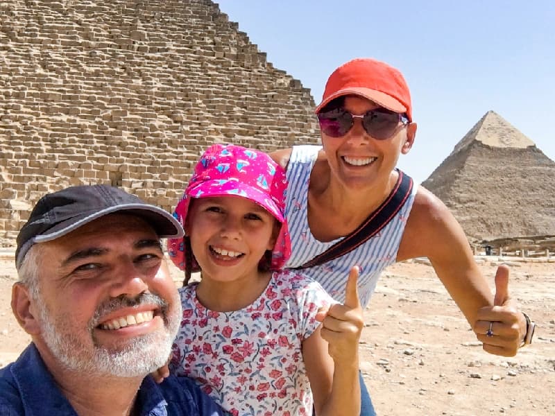 familia enfrente a las pirámides de Egipto familia enfrente a las pirámides de Egipto