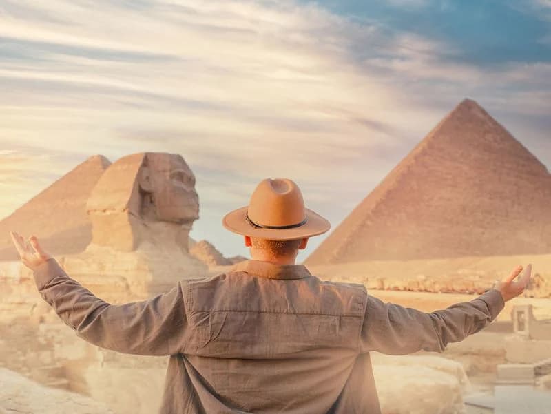 una turista davanti le grandi piramidi di giza , Pacchetti viaggio egitto una turista davanti le grandi piramidi di giza , Pacchetti viaggio egitto