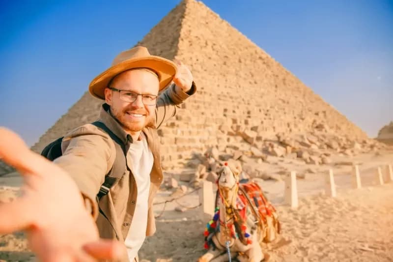 una turista davanti le grandi piramidi di giza , Pacchetti viaggio egitto una turista davanti le grandi piramidi di giza , Pacchetti viaggio egitto