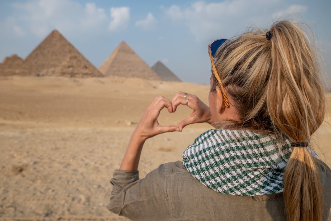Taste of Egypt Jordan Tours woman loves the pyramids of Giza, Taste of Egypt Jordan Tours