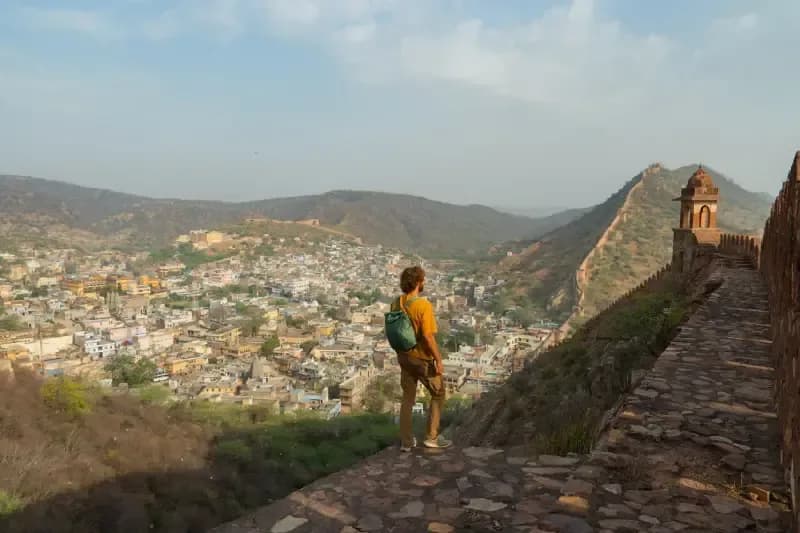 Forte Amber, Jaipur homem-observando-vista-panoramica-da-cidade-de-amber-do-topo-da-muralha-do-forte-amber-em-jaipur-india