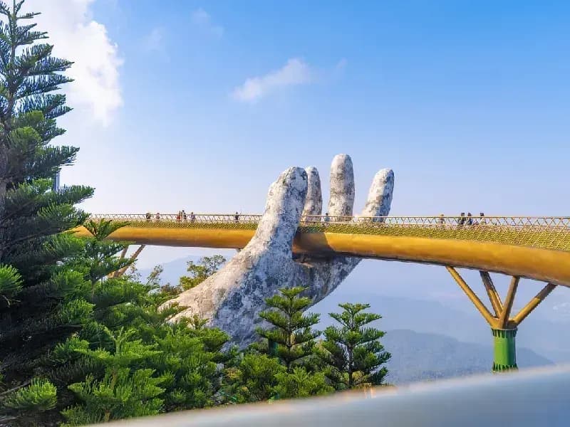 Ponte dourada da Nang, Vietnã ponte-dourada-sustentada-por-gigantescas-maos-de-pedra-cercada-por-montanhas-verdes-em-da-nang-vietna