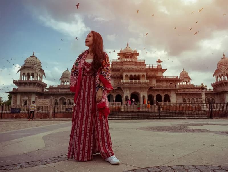 Albert Hall Museum, Jaipur mulher-com-vestido-tradicional-vermelho-diante-do-albert-hall-museum-ao-entardecer-em-jaipur-india